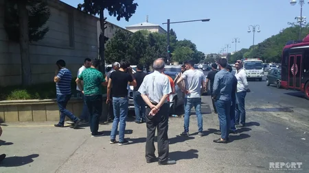 Bakıda qəza zamanı avtomobillərdən biri səkidə dayanmış şəxsə çırpılıb - FOTO