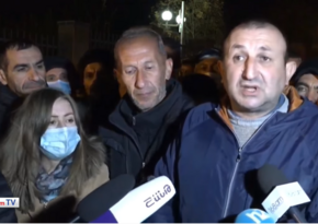 Родные армянских солдат хотят вернуть своих детей из Карабаха