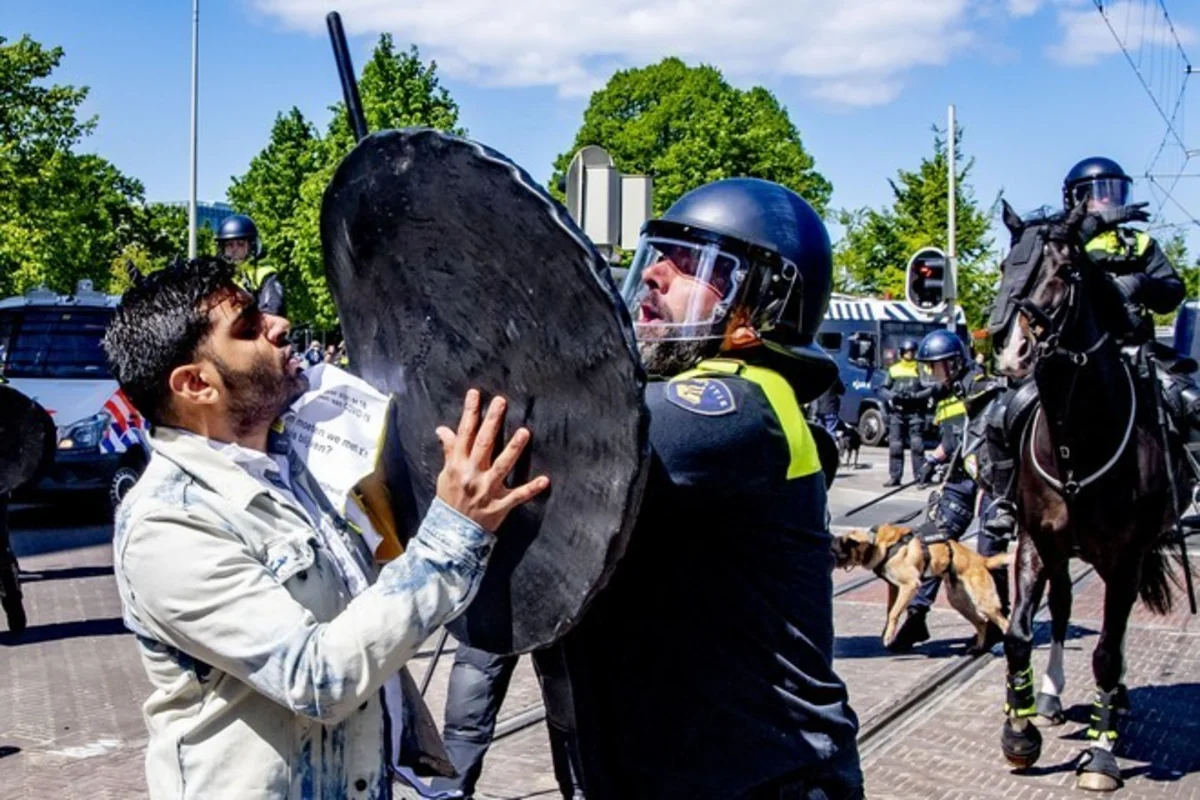 В Гааге задержали несколько десятков протестующих против карантина