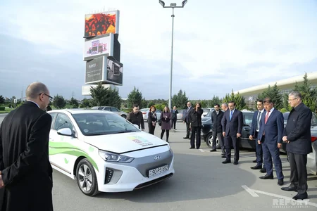 Ответственные лица МЭПР приехали на выставку Caspian Ecology на электромобиле