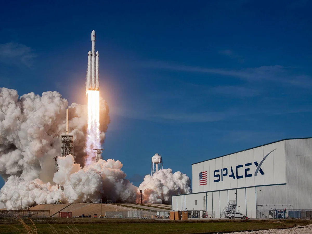 Ракета SpaceX стартовала на орбиту с новой группой спутников Starlink