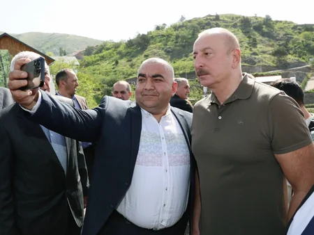 Dövlət başçısı Laçın şəhərinə qayıdan əhali ilə görüşüb, evlərin açarlarını onlara təqdim edib