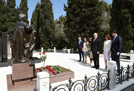Prezident İlham Əliyev ümummilli lider Heydər Əliyevin məzarını və Şəhidlər xiyabanını ziyarət edib - YENİLƏNİB