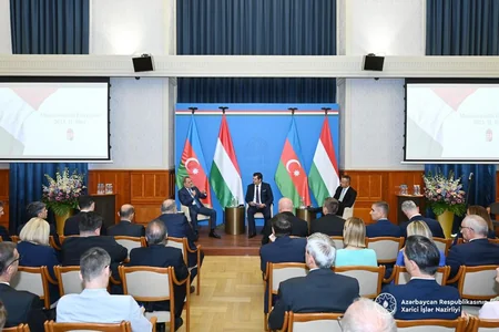 Azərbaycan XİN rəhbəri Macarıstan diplomatik nümayəndəlik rəhbərlərinin konfransında çıxış edib