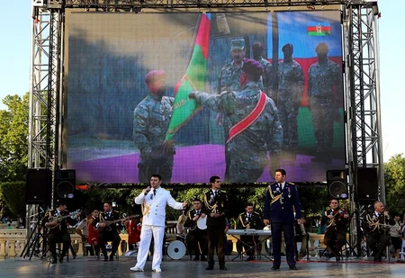 Silahlı Qüvvələrin 100 illik yubileyi münasibətilə hərbi mahnılardan ibarət konsert keçirilib