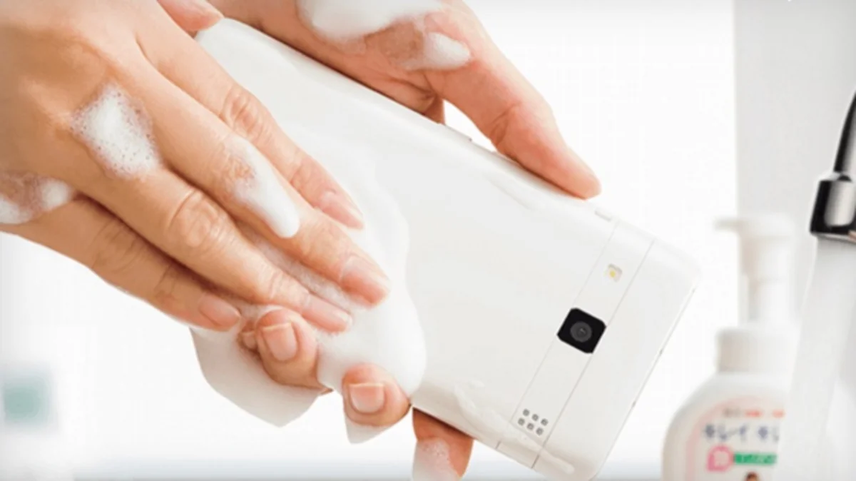 Yaponiyada sabunla yuyula bilən smartfon buraxılıb - VİDEO