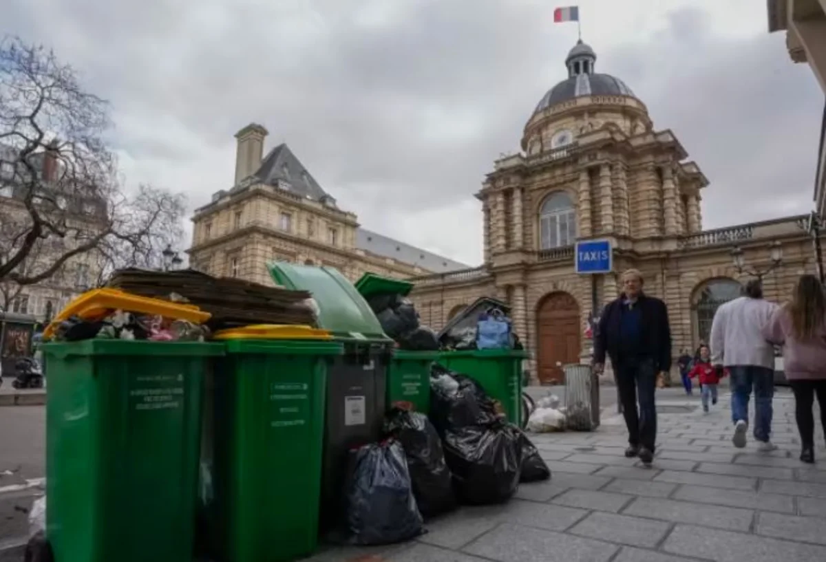 About 6,000 tons of garbage accumulated in Paris due to street cleaners' strike