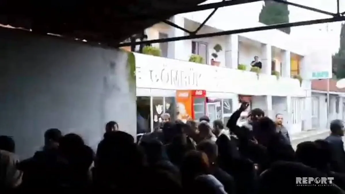 Паломники протестуют против большого скопления людей на погранично-пропускном пункте в Астаре - ВИДЕО - ОБНОВЛЕНО