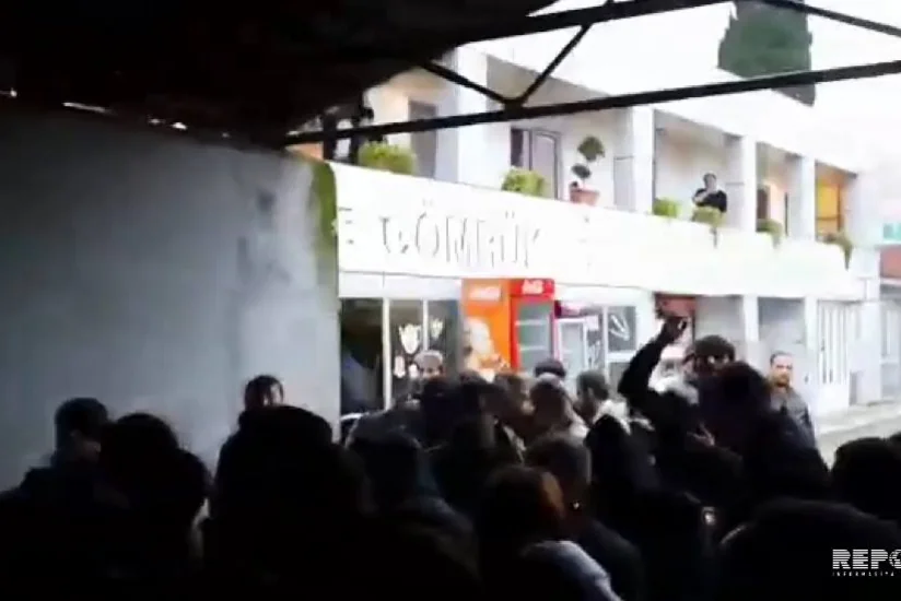 Паломники протестуют против большого скопления людей на погранично-пропускном пункте в Астаре - ВИДЕО - ОБНОВЛЕНО
