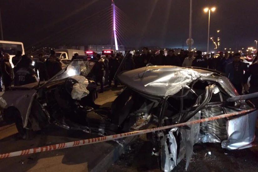 Bakıda avtomobil idarəetməni itirib, 3 ölü, 1 yaralı - FOTO