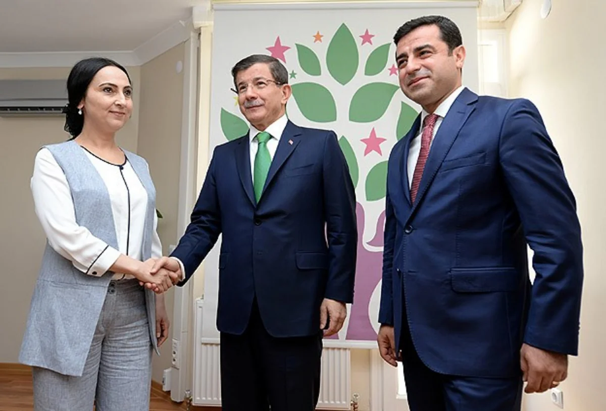 ​Əhməd Davudoğlu koalisiya ilə bağlı ilk turun son görüşünü keçirib