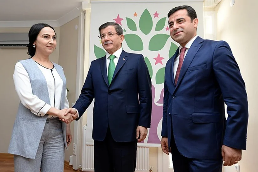 ​Əhməd Davudoğlu koalisiya ilə bağlı ilk turun son görüşünü keçirib