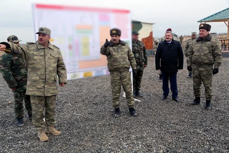 Nazir Zakir Həsənov cəbhə bölgəsində döyüş hazırlığını yoxlayır