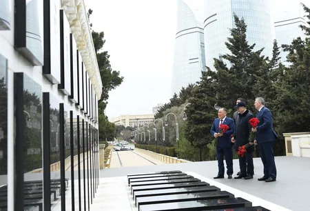 Rusiya Dövlət Dumasının nümayəndə heyəti Şəhidlər xiyabanını ziyarət edib