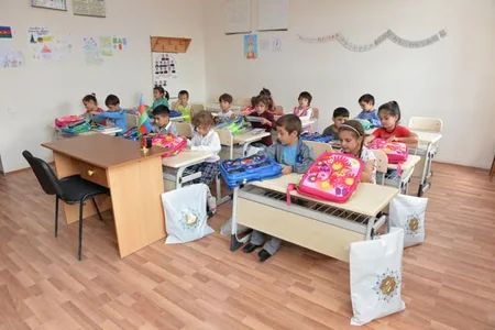 Regionlarda məktəblilərə çanta və dərs ləvazimatı hədiyyə edilib