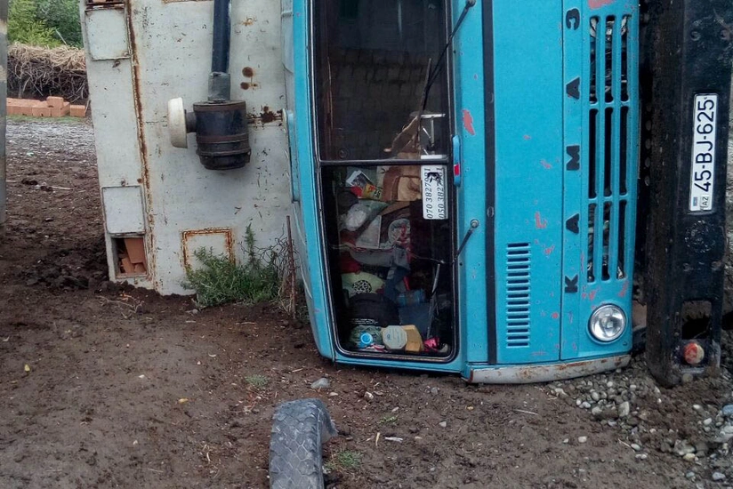 Ağdaşda kərpic daşıyan yük maşını dərəyə aşıb - FOTO