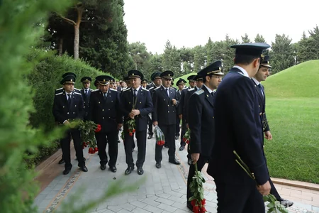 Prokurorluq işçiləri Fəxri və Şəhidlər xiyabanlarını ziyarət ediblər