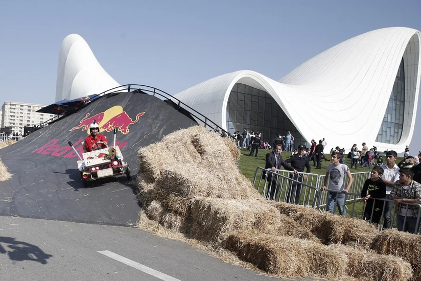 Heydər Əliyev Mərkəzinin qarşısında Red Bull Soapbox” yarışı keçirilib