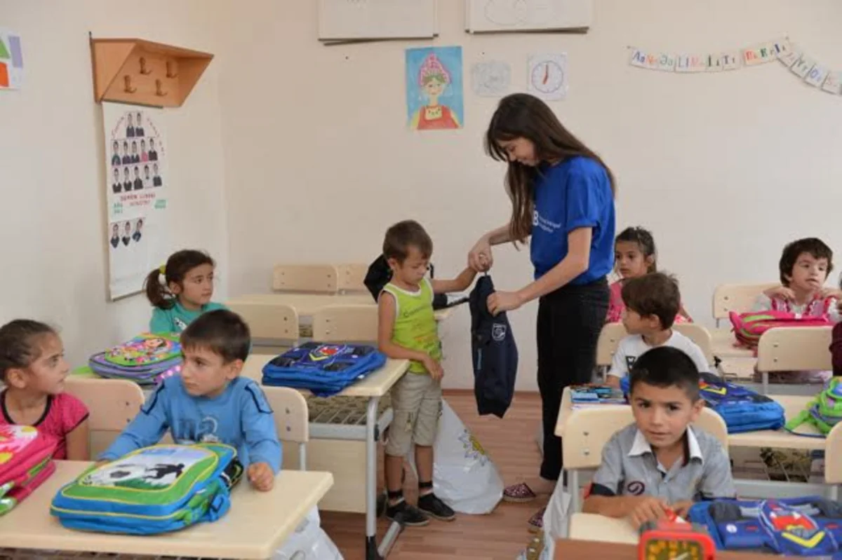 Regionlarda məktəblilərə çanta və dərs ləvazimatı hədiyyə edilib