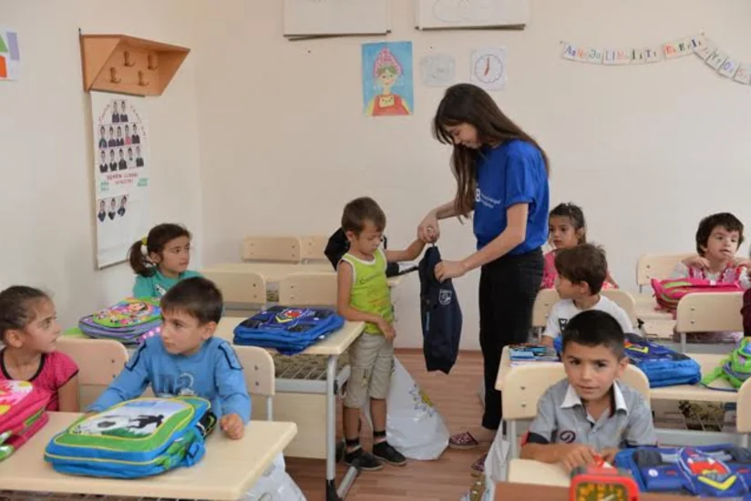 Regionlarda məktəblilərə çanta və dərs ləvazimatı hədiyyə edilib