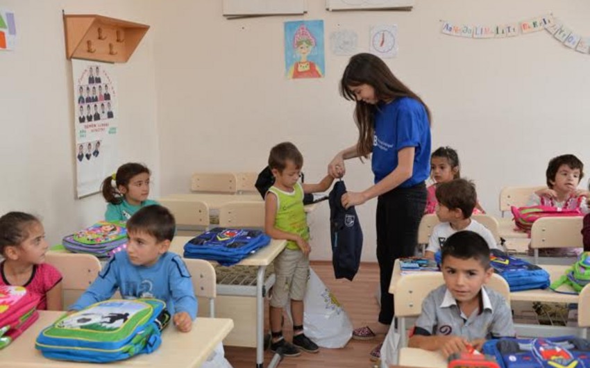 Regionlarda məktəblilərə çanta və dərs ləvazimatı hədiyyə edilib