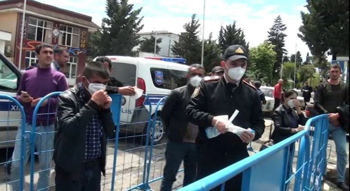 Xaçmazda polislər vətəndaşlara tibbi maskalar paylayıb