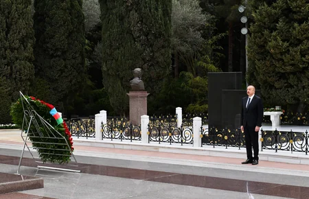 İlham Əliyev və Mehriban Əliyeva ulu öndər Heydər Əliyevin məzarını ziyarət ediblər