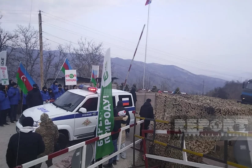 Автомобили медицинской службы и военной полиции миротворцев беспрепятственно проехали по дороге Ханкенди-Лачын