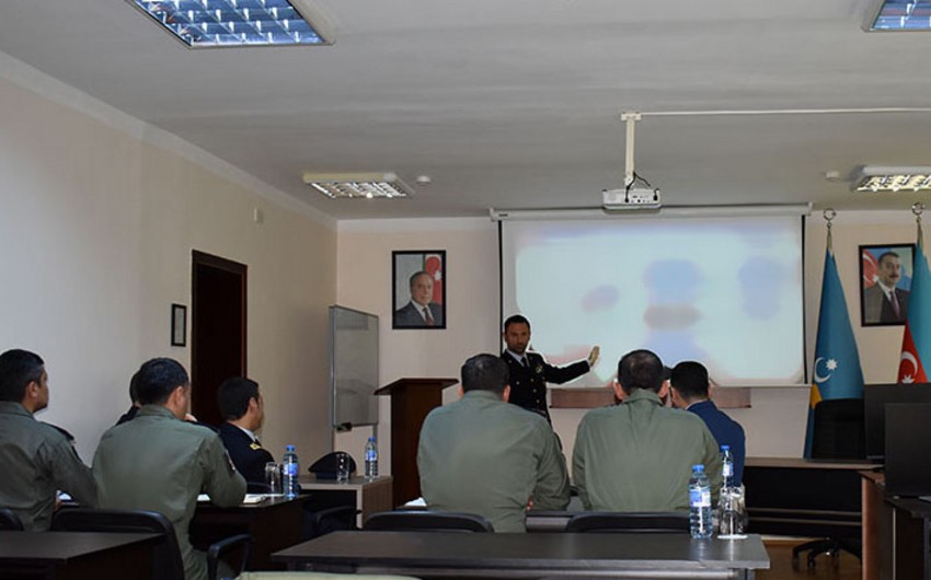 Azerbaijani and Italian military pilots hold expert meeting