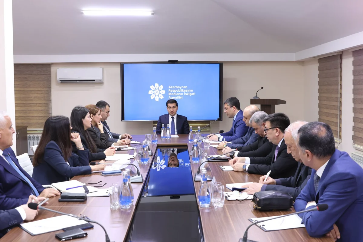 Hikmat Hajiyev meets with heads of media entities at Media Development Agency