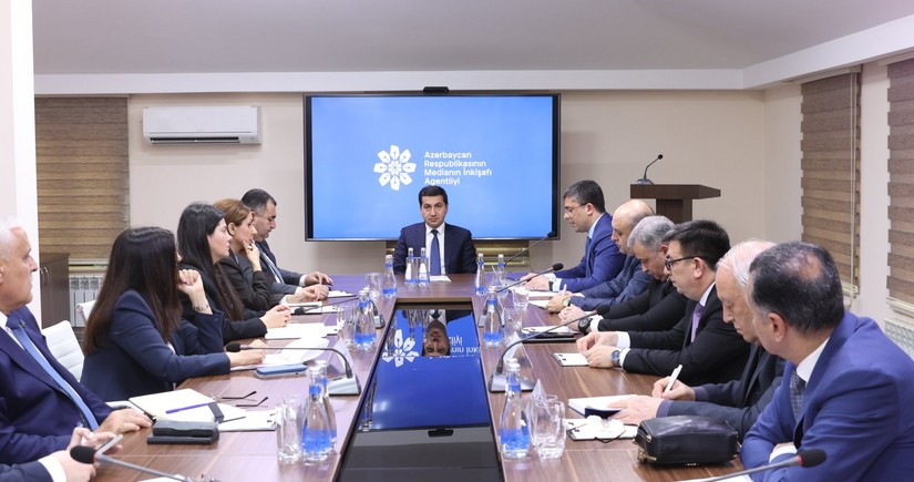 Hikmət Hacıyev Medianın İnkişafı Agentliyində media subyektlərinin rəhbərləri ilə görüşüb