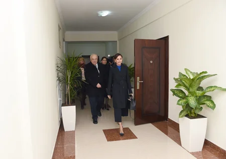 Azərbaycanın birinci xanımı valideyn himayəsindən məhrum olan gənclər üçün tikilən yaşayış binasının açılışında iştirak edib