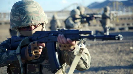 Azerbaijani Defense Minister watches exercises in commando units, gives additional instructions 