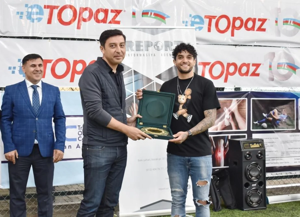 Fərid Qayıbov mövsümün futbolçusunu mükafatlandırıb