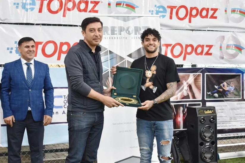 Fərid Qayıbov mövsümün futbolçusunu mükafatlandırıb
