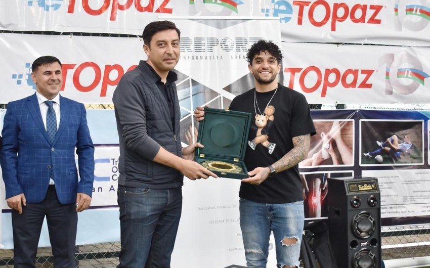 Fərid Qayıbov mövsümün futbolçusunu mükafatlandırıb