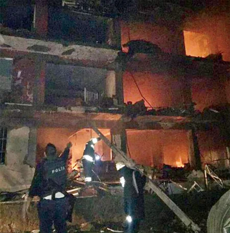 Türkiyədə polis bölməsinə hücum zamanı ölənlərin sayı beş nəfərə çatıb - FOTO - YENİLƏNİB 2
