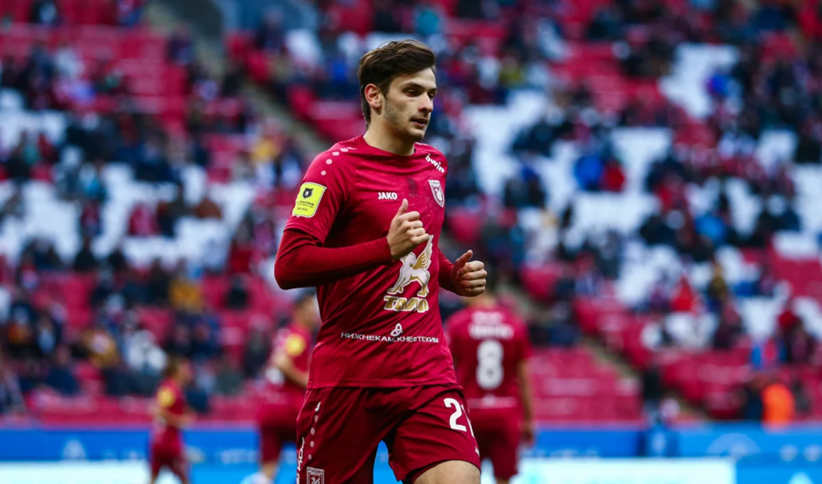 Kvaratsxeliya Yuventus və Milan klublarının maraq dairəsinə düşüb