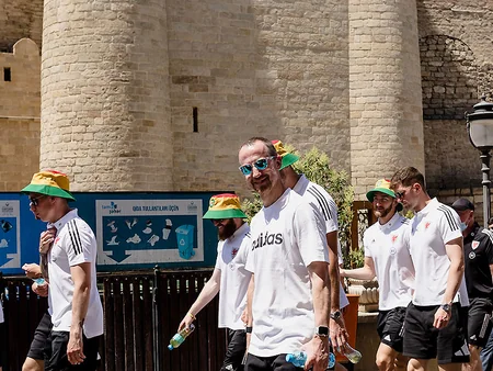 Uels millisi Bakıda gəzintiyə çıxıb