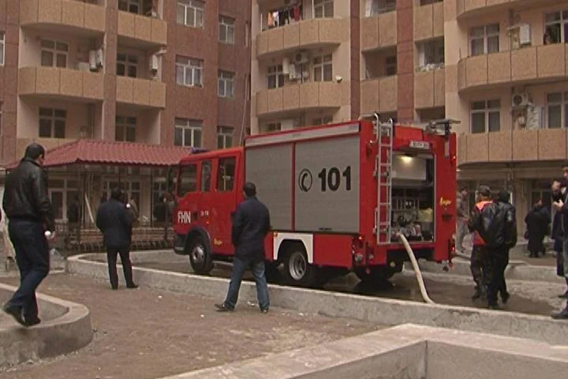 Bakıda yaşayış binasında yanğın olub, sakinlər təxliyyə edilib - FOTOLAR