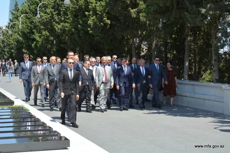 XİN kollektivi Fəxri Xiyabanı və Şəhidlər Xiyabanını ziyarət edib