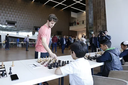 ShamkirChess 2019da iştirak edən şahmatçılar uşaqlar üçün seans keçiriblər