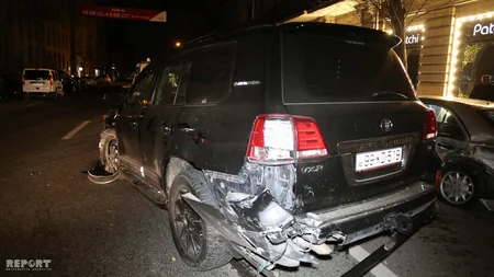 Bakıda sərxoş sürücü qəza törədib, sərnişin avtomobilin pəncərəsindən yerə düşüb - FOTO - VİDEO - YENİLƏNİB