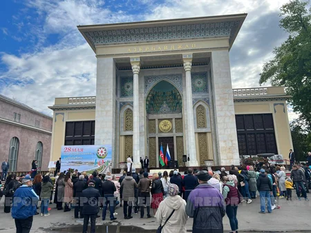 Под открытым небом в павильоне Азербайджан на ВДНХ отметили День независимости