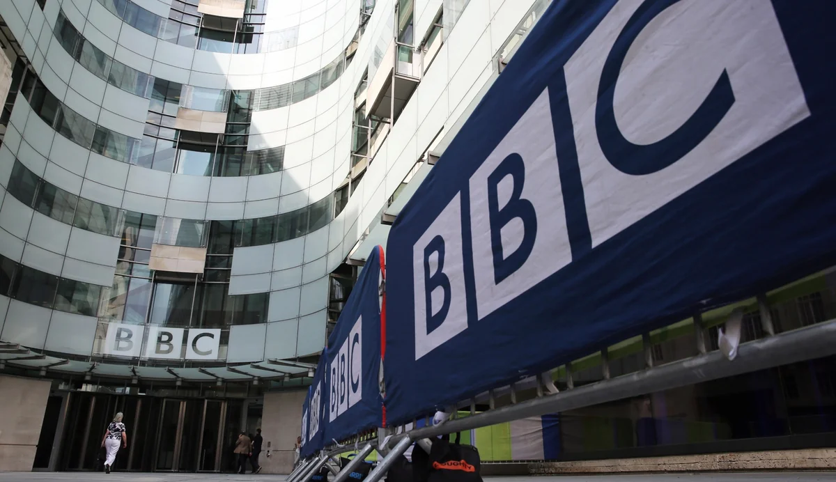 BBC-nin baş ofisinin binası qırmızı boya atılıb