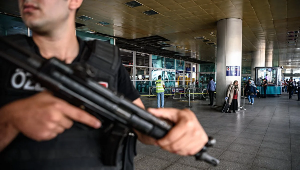 На месте теракта в Стамбуле обнаружены две неразорвавшиеся гранаты
