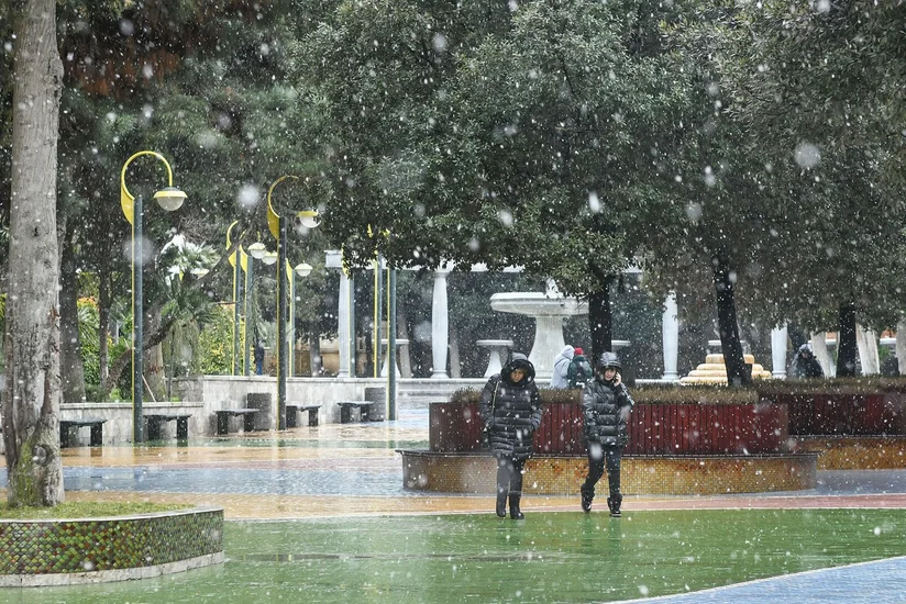 Ölkə ərazisində hava şəraiti qeyri-sabit olub, yağış, qar yağıb