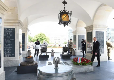 Prezident İlham Əliyev Varşavada “Naməlum əsgər” abidəsini ziyarət edib