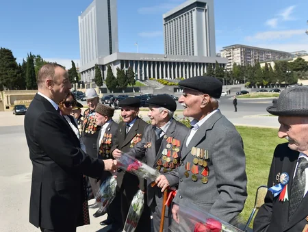 ​Prezident İlham Əliyev 9 May - Qələbə bayramı münasibətilə Bakıda keçirilən mərasimdə iştirak edib
