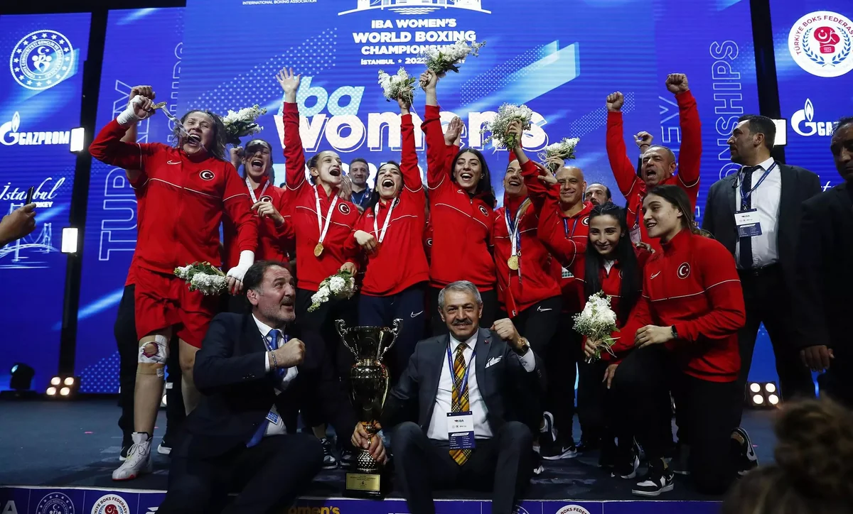 Türkiyənin qadın boksçuları dünya çempionatında tarixi nəticəyə imza atıblar